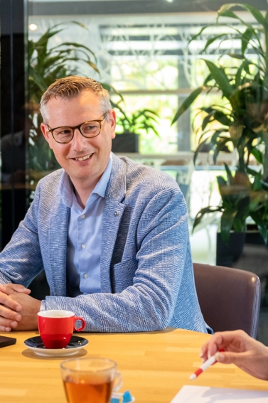 Machiel in overleg en werkenbij Lansigt
